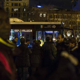 Personas sin hogar y solicitantes de asilo esperan al autobús que les llevará al albergue especial de la campaña de frío del Ayuntamiento de Madrid.- JAIRO VARGAS