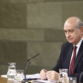 Foto de octubre de 2015 del entonces ministro del Interior, Jorge Fernández Díaz, en una rueda de prensa tras un Consejo de Ministros en el Palacio de la Moncloa. EUROPA PRESS/Eduardo Parra