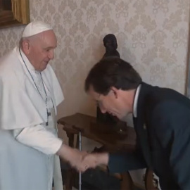 El alcalde de Madrid, José Martínez Almeida, saluda al Papa Francisco durante una visita oficial al Vaticano. - FOTO: EFE