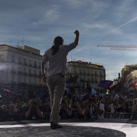 El líder de Podemos, Pablo Iglesias, interviene, en la Puerta del Sol de Madrid, en la concentración convocada en favor de las mociones de censura.EFE/Emilio Naranjo