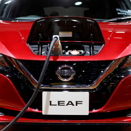 Se conecta un cable de carga a un automóvil eléctrico Nissan en el Salón del Automóvil de Tokio, Japón. REUTERS / Edgar Su / Archivo