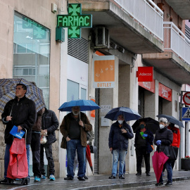 Cues en una farmàcia de Barcelona aquest dilluns. EFE / SUSANNA SÁEZ