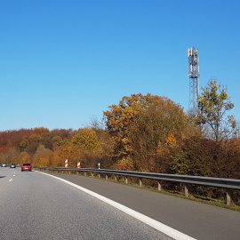 Antenas de Telefónica en torre de telecomunicaciones en una carretera de Alemania. E.P.