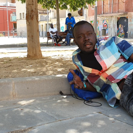 Un africano pasa el día en el Casco Antiguo de Lleida mientras aguarda a encontrar un trabajo.