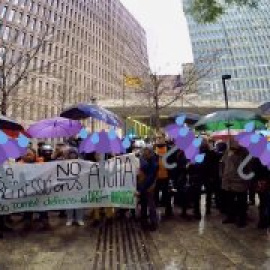 Desenes de persones es concentren per denunciar l'intent de criminalització del moviment pel dret a l'habitatge