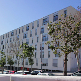 El bloc de la plaça Alfons Comín on té els habitatges Azora.