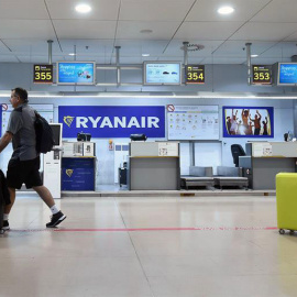 Dos pasajeros pasan antes los mostradores de la aerolínea Ryanair en la T-1 del aeropuerto Adolfo Suárez Madrid-Barajas. (FERNANDO VILLA)