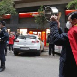 El 1% del barrio de Salamanca vuelve a saltarse el confinamiento para protestar contra el Gobierno ante la mirada de la Policía