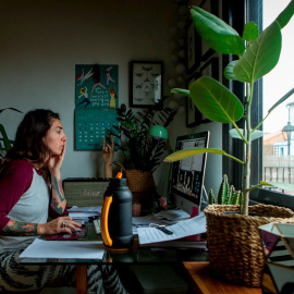 Una mujer realiza teletrabajo en su casa durante el confinamiento. EFE/Enric Fontcuberta/Archivo