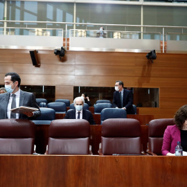 La presidenta de la Comunidad de Madrid, Isabel Díaz Ayuso (d) y su vicepresidente, Ignacio Aguado (i) durante la sesión de control al ejecutivo regional en la Asamblea de Madrid este jueves donde responderá sobre el plan del Gobierno para la desescala