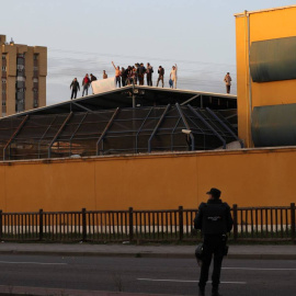 Un policía custodia los alrededores del CIE de Aluche durante una protesta de sus internos durante el estado de alarma.- EFE