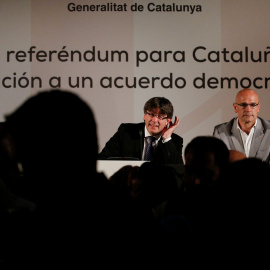 El president del Govern, Carles Puigdemont, entre el vicepresidente de la Generalitat Oriol Junqueras y el conseller Raul Romeva, antes del inicio de su conferencia en Madrid para defender el referendum soberanista. REUTERS/Juan Medina