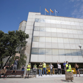 Una docena de trabajadores afectados por ERTE de fuerza mayor y que todavía no han cobrado el paro protestan ante la delegación del SEPE en Barcelona. /EFE