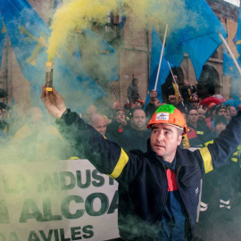 Trabajadores de Alcoa concentrados en la plaza de España de la Avilés, para pedir la intervención del Estado en las fábricas de Alcoa local y de A Coruña/ Archivo EFE