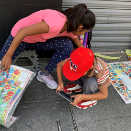 Niños venden juegos de mesa este jueves en una calle del centro histórico de Ciudad de México (México). | EFE