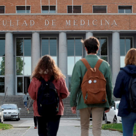 Varios alumnos se dirigen a la facultad de Medicina en la Universidad Complutense, en Madrid. EFE/Juan Carlos Hidalgo/Archivo