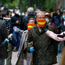 Vecinos del madrileño barrio de Salamanca se manifiestan contra el Gobierno por su gestión en la crisis del coronavirus, este jueves en Madrid. EFE/ Emilio Naranjo