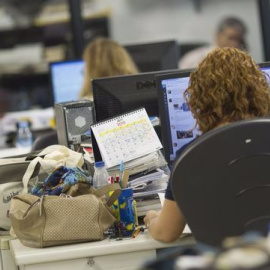 Una mujer trabajando en una oficina. EFE/Archivo.