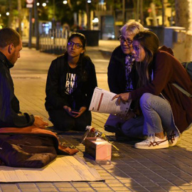 Voluntaris d'Arrels amb una persona sense llar. ARRELS FUNDACIÓ