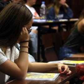 Una noia esperant començar l'examen de llengua castellana i literatura de la selectivitat, el passat setembre. ELISENDA ROSANAS / ACN