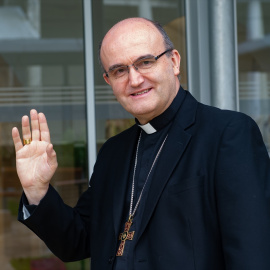 El obispo José Ignacio Munilla saluda tras su nombramiento por el Papa como obispo de Orihuela-Alicante. (Foto de ARCHIVO)/ Europa Press