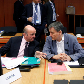 El ministro de Economía, Luis de Guindos, conversa con el titular de Finanzas griego, Euclides Tsakalotos, antes del comienzo de la reunión del Eurogrupo, en Bruselas. REUTERS/Francois Lenoir