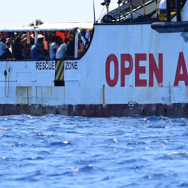 Migrantes permanecen en el barco del Open Arms. - REUTERS