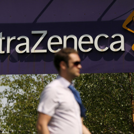 Un hombre pasa frente al logo de la farmacéutica AstraZeneca, en su sede en la localidad británica de Macclesfield. REUTERS/Phil Noble