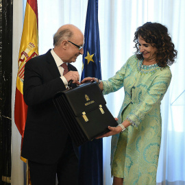 El exministro de Hacienda, Cristóbal Montoro, le entrega la cartera a su sucesora en el cargo María Jesús Montero. EFE