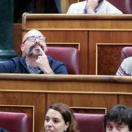 Los diputados de Unidas Podemos Txema Guijarro y Alberto Rodríguez sentados en sus escaños durante  el debate de investidura del presidente de Pedro Sánches. E.P./Jesús Hellín