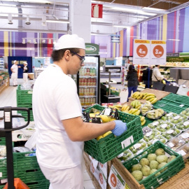 Un trabajador en un supermercado /EUROPA PRESS (OBRA SOCIAL LA CAIXA)