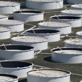 Vista de tanques de almacenamiento de petroleo en Cushing (Oklahma, EEUU). REUTERS/Nick Oxford