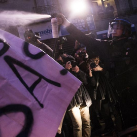 Un policía usa gas lacrimógeno durante una manifestación en solidaridad con Théo y contra la violencia policial en París. - EFE