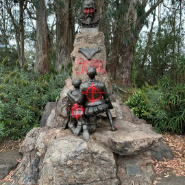 El monumento a Miguel De Cervantes pintado con aerosol en color rojo en San Francisco. | Reuters. David Zandman