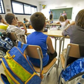 Varios niños en un aula de un colegio.