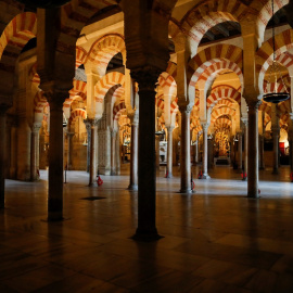 Una mujer visita la Mezquita de Córdoba, el primer día de su reapertura tras el cierre por la emergencia sanitaria debido a la pandemia del coronavirus. REUTERS/Jon Nazca