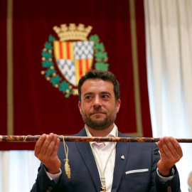 20/06/2018.- El candidato socialista a la alcaldía de Badalona (Barcelona), Álex Pastor, muestra el bastón de mando tras desbancar a la alcaldesa Dolors Sabater (Guanyem Badalona en Comú) al frente del gobierno municipal con los catorce votos de PSC, 