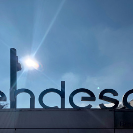 El logo de Endesa, en la entrada de su sede en Madrid. E.P./Eduardo Parra