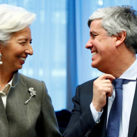 La presidenta del BCE, Christine Lagarde, y el presidente del Eurogrupo y ministro de Finanzas portugués, Mario Centeno, en Bruselas. REUTERS/Francois Lenoir