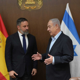 El presidente de VOX, Santiago Abascal (i), durante su reunión con el primer ministro israelí, Benjamín Netanyahu (d), en la Oficina del Primer Ministro, en Jerusalén (Israel).- VOX