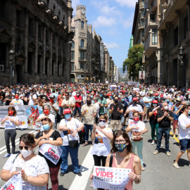 Centenars de persones s'han manifestat aquest dissabte a la Via Laietana de Barcelona.