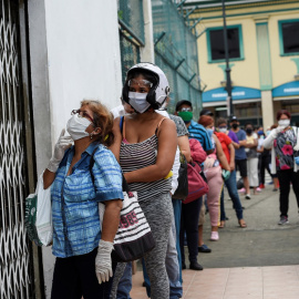 Varias personas hacen cola frente a una farmacia en Guayaquil, Ecuador. REUTERS