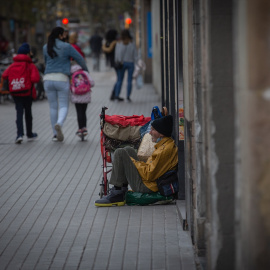 Una persona permanece en el suelo de una calle de Barcelona. David Zorrakino / Europa Press
