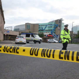 Policías permanecen cerca al estadio Manchester Arena. - EFE