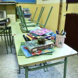 Material escolar y libros en un aula de un colegio de Madrid. E.P./Oscar Cañas