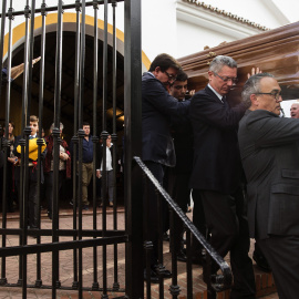 El exministro de Justicia, Alberto Ruiz Gallardón, yerno del fallecido José Utrera Molina porta junto a otros allegados el féretro del que fuera ministro en la época franquista, mientras os asistentes cantan el 'Cara al Sol', en la Iglesia de San Migu