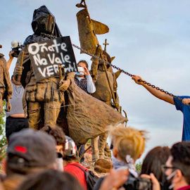 Estatua de Juan de Oñate, en Albuquerque, Nuevo México, EEUU, en medio de una protesta contra el racismo.