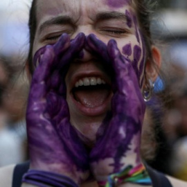 Una mujer grita consignas durante una concentración feminista en Madrid. Archivo / Reuters