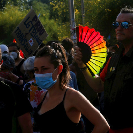 Cientos de personas participan en la celebración del 'Día del orgullo 2020' en Barcelona organizada por la Federación Estatal de Lesbianas, Gais, Trans y Bisexuales (FELGTB). EFE/Quique García