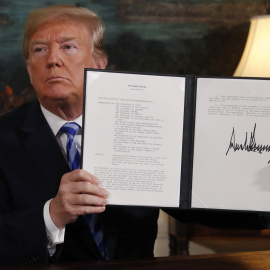 Trump muestra su firma en el documento por el que EEUU abandona el acuerdo nuclear con Irán. /REUTERS